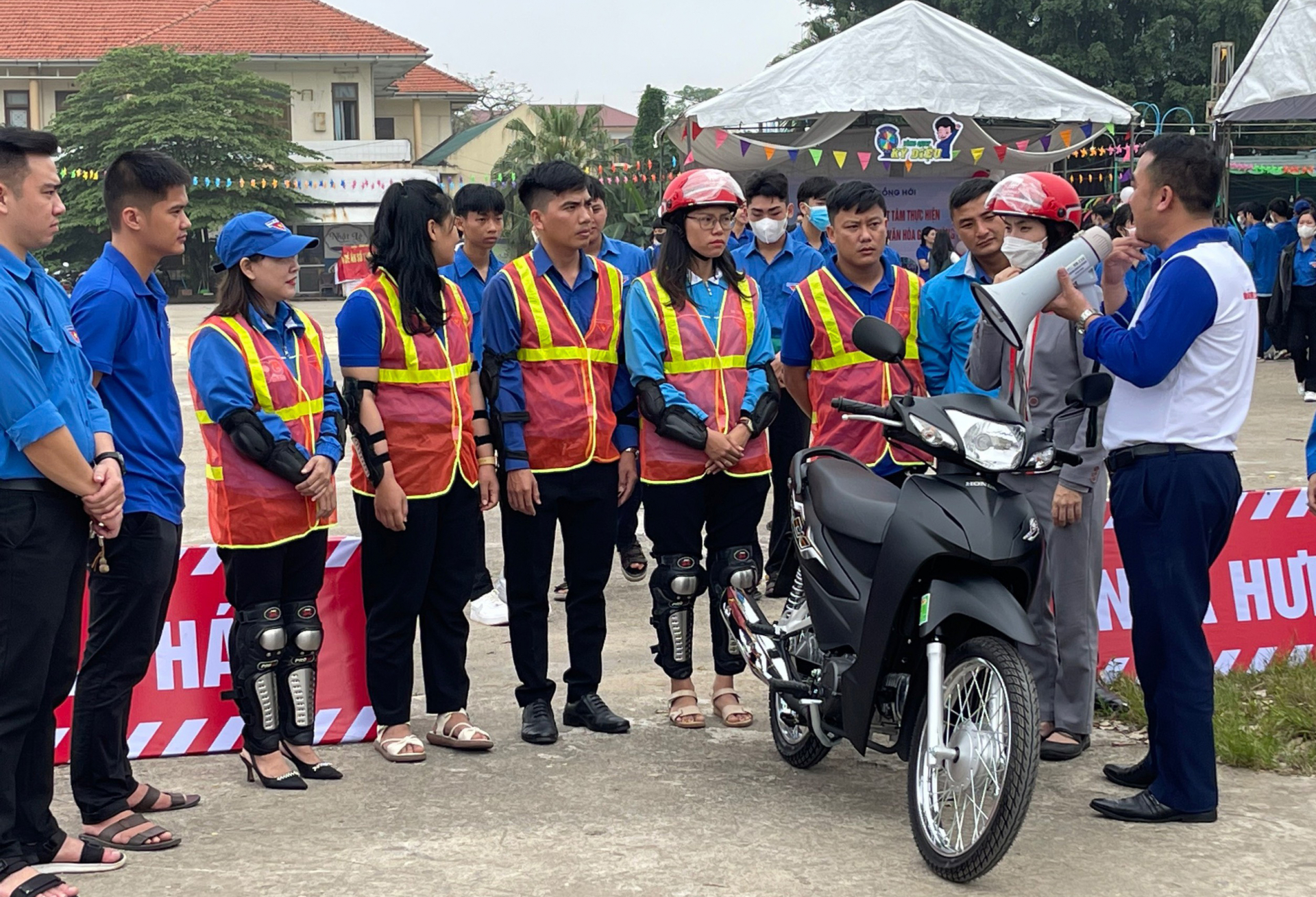 Ngày hội “Thanh niên với văn hóa giao thông” thu hút đông đảo ĐVTN tham gia.
