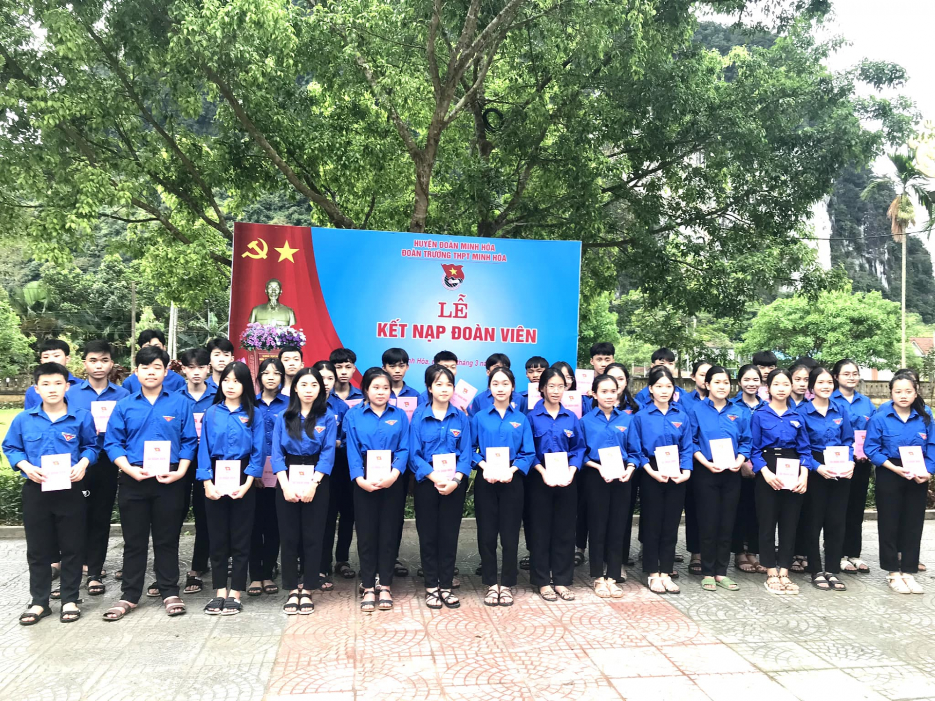 Các em học sinh tự hào khi được trao sổ đoàn viên.
