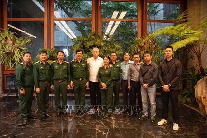 Bí thư thứ nhất Đảng Cộng sản Cuba, Chủ tịch nước Cộng hòa Cuba Miguel Díaz-Canel, chụp ảnh lưu niệm cùng Đoàn công tác Bộ Quốc phòng Việt Nam. Ảnh: Phủ Chủ tịch Cuba/TTXVN phát