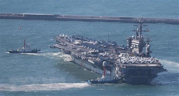 Tàu sân bay Mỹ USS Nimitz tới căn cứ hải quân ở Busan, ngày 2/4/2023. (Ảnh: YONHAP/TTXVN)