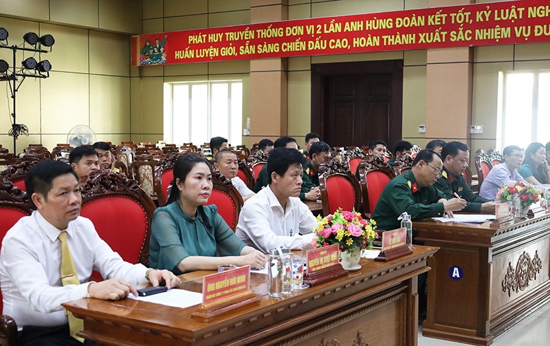 Các đại biểu dự lễ tiếp nhận.