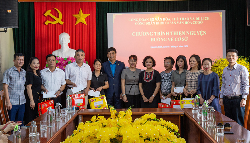 Chương trình đã trao tặng những món quà cho đoàn viên có hoàn cảnh khó khăn