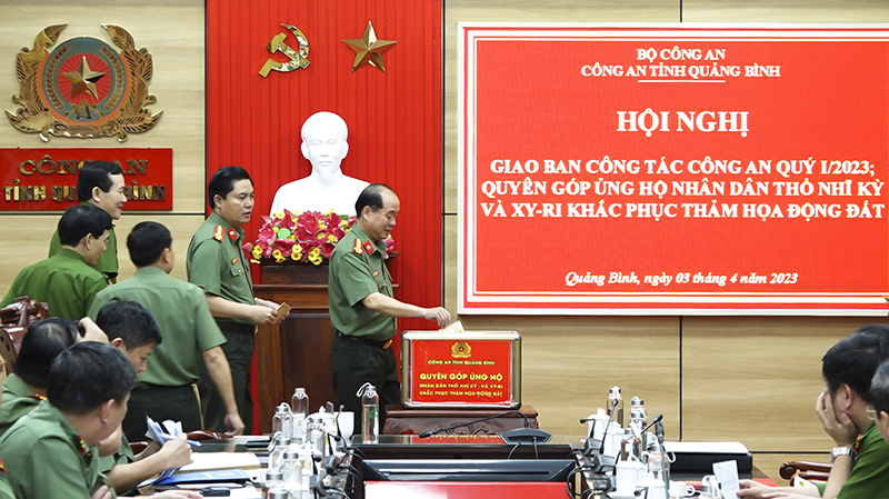 Các đồng chí lãnh đạo Công an tỉnh tham gia quyên góp ủng hộ nhân dân Thổ Nhĩ Kỳ và Syria khắc phục thảm họa động đất.