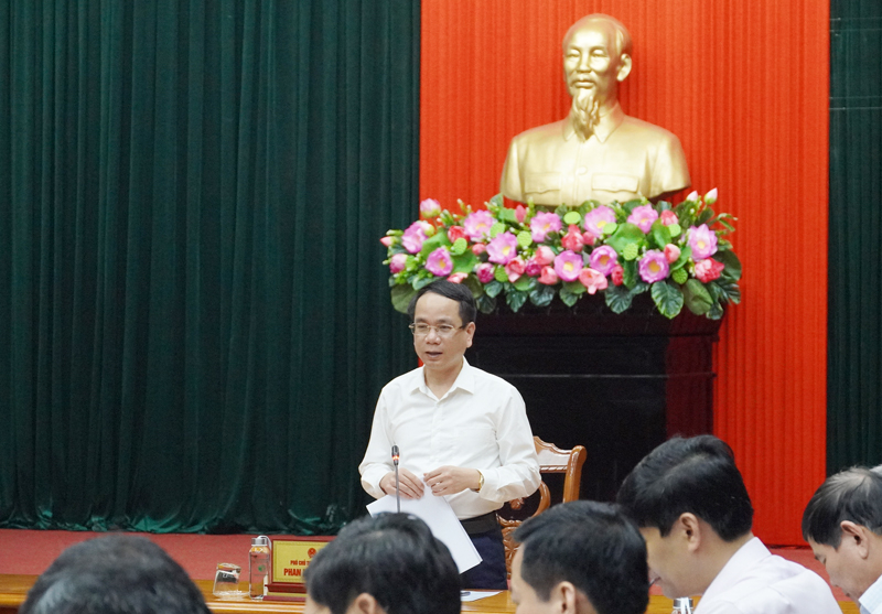 Đồng chí Phó Chủ tịch UBND tỉnh Phan Mạnh Hùng phát biểu tại cuộc họp.