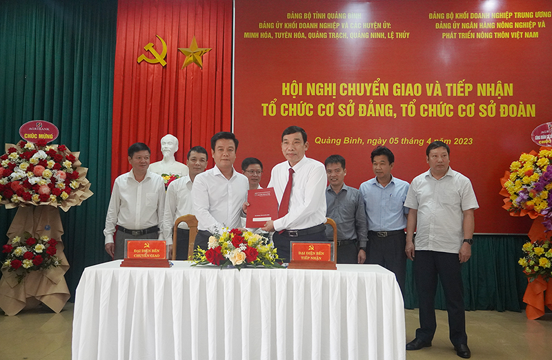 Đại diện lãnh đạo các tổ chức đảng ký kết biên bản bàn giao và tiếp nhận tổ chức đảng, đảng viên.