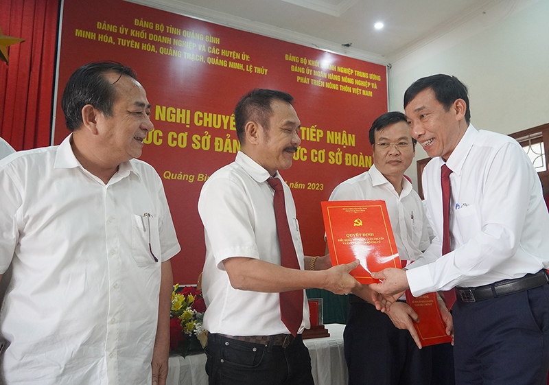 Đại diện lãnh đạo Đảng bộ Aribank trao quyết định tiếp nhận các tổ chức cơ sở đảng.