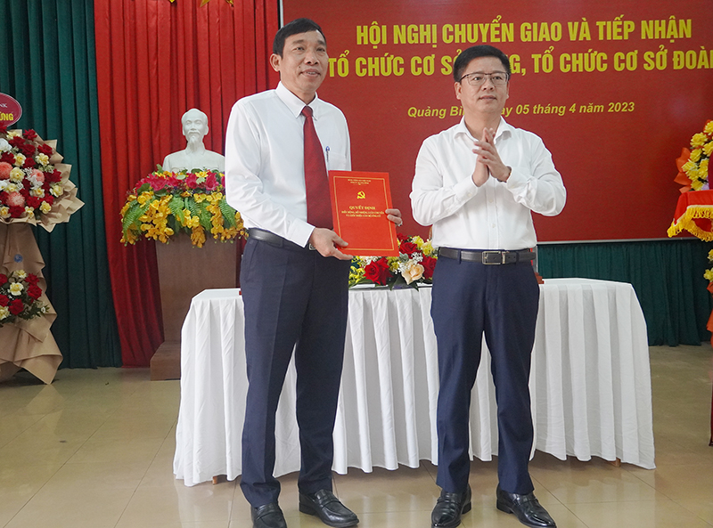 Đại diện lãnh đạo Đảng ủy Khối Doanh nghiệp tỉnh trao quyết định chuyển giao các tổ chức đảng cho Đảng bộ Agribank.