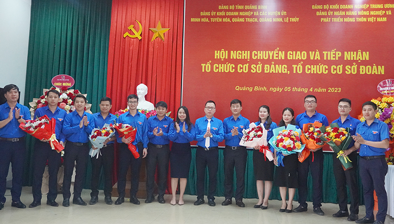 Đại diện lãnh đạo Đoàn Khối Doanh nghiệp tỉnh, các Huyện đoàn tặng hoa chúc mừng các tổ chức đoàn trực thuộc.