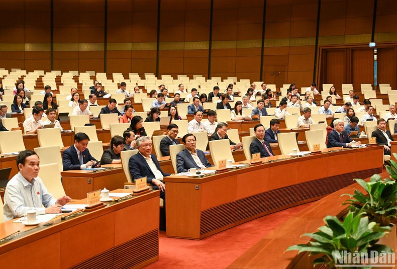 Các đồng chí lãnh đạo Đảng, Nhà nước và các đại biểu Quốc hội chuyên trách dự Hội nghị. (Ảnh: DUY LINH)