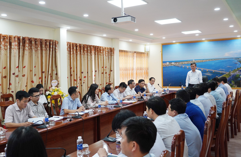 Quang cảnh buổi lễ trao quyết định.