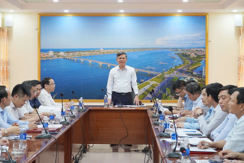 Đồng chí Chủ tịch UBND tỉnh Trần Thắng và đồng chí Phó Chủ tịch UBND tỉnh Phan Mạnh Hùng trao quyết định, tăng hoa chúc mừng tân Giám đốc Sở Xây dựng Lê Anh Đức.
