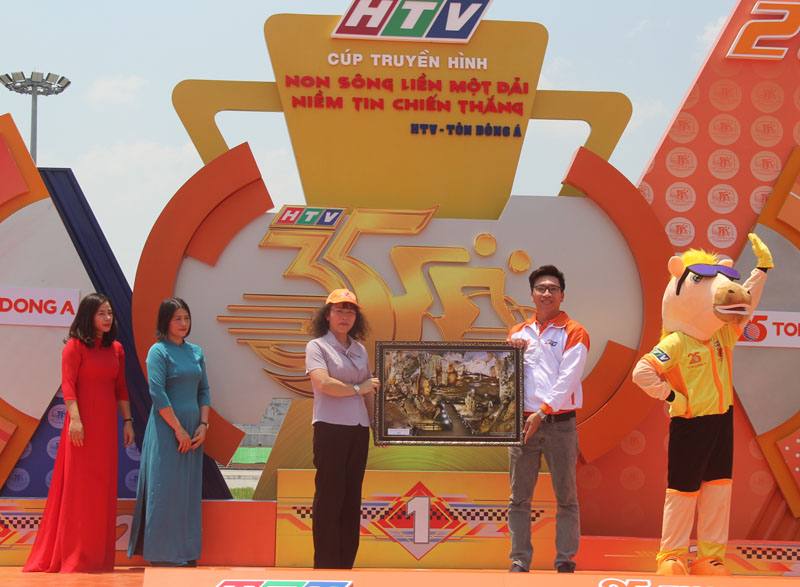 Đại diện lãnh đjao Sở Văn hóa-Thể thao tặng quà lưu niệm cho Ban tổ chức giải.