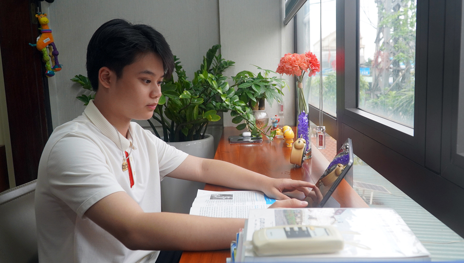 Luôn phát huy khả năng tự học là một trong những bí quyết để Bùi Quang Hà làm giàu thêm vốn kiến thức về môn học.