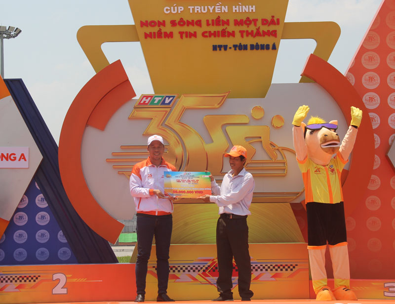 Đại diện Công ty THHH MTV Tôn Đông Á trao hỗ trợ 50 triệu đồng xây dựng nhà tránh lũ cộng đồng cho bà con tổ dân phố Trằm Mé