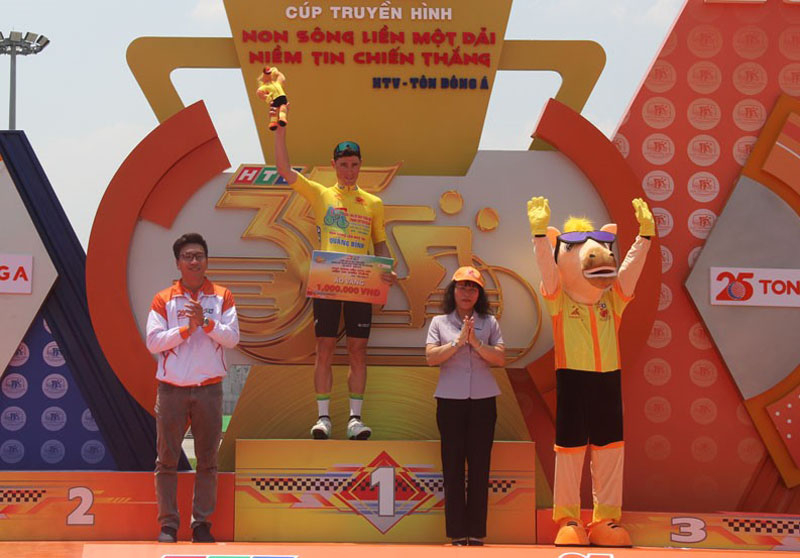 Tay đua Petr Rikunov (Tập đoàn Lộc Trời-An Giang) xuất sắc giành được áo xanh và áo vàng sau chặng đua thứ 4.