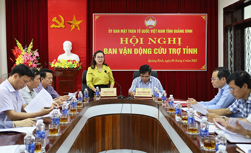 Đồng chí Chủ tịch Ủy ban MTTQVN tỉnh Phạm Thị Hân phát biểu tại hội nghị.
