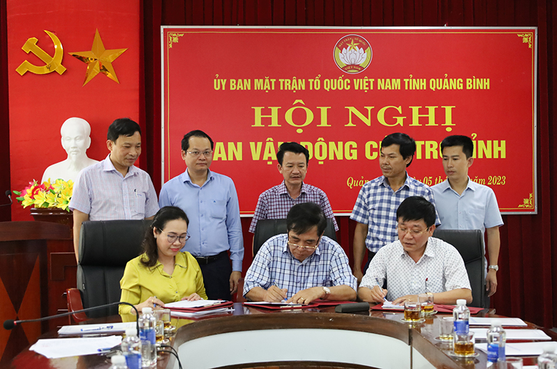 Đồng chí Chủ tịch Ủy ban MTTQVN tỉnh Phạm Thị Hân, đồng chí Phó Chủ tịch Thường trực UBND tỉnh Đoàn Ngọc Lâm và lãnh đạo Hội Chữ thập đỏ tỉnh ký kết quy chế phối hợp.