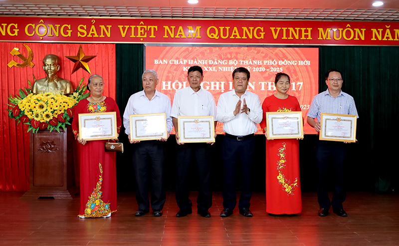 Đồng chí Bí thư Thành ủy Đồng Hới Trần Phong tặng giấy khen các cá nhân “Hoàn thành xuất sắc nhiệm vụ”.