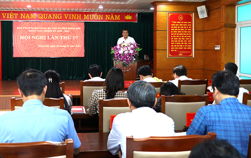 Đồng chí Bí thư Thành ủy Đồng Hới Trần Phong phát biểu kết luận tại hội nghị.