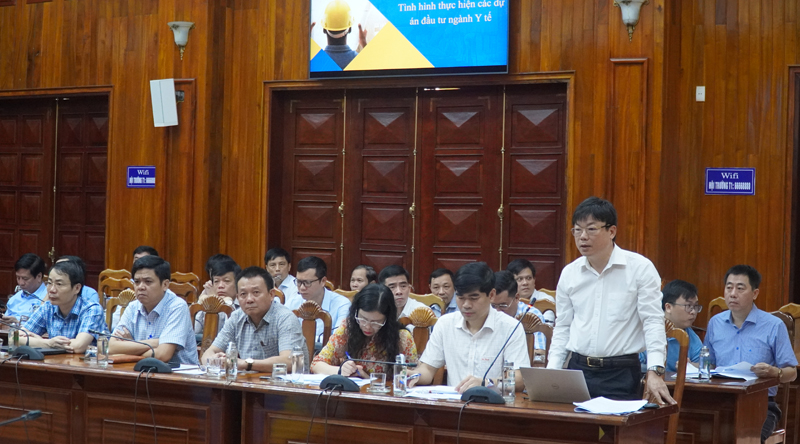 Giám đốc Sở Y tế, bác sĩ Dương Thanh Bình báo cáo tiến độ thực hiện các dự án của ngành Y tế.