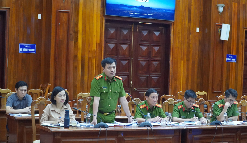 Đại diện Phòng Cảnh sát phòng cháy chữa cháy và cứu nạn cứu hộ (Công an tỉnh) trao đổi về việc phối hợp thực hiện công tác phòng cháy chữa cháy tại các dự án của ngành Y tế.