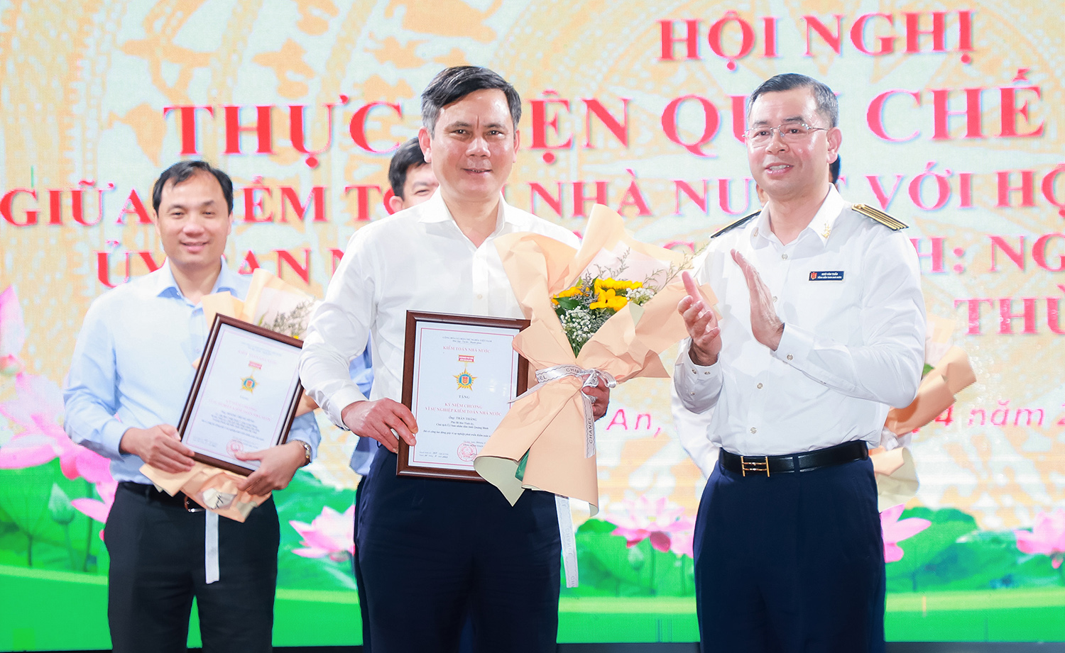 Tổng Kiểm toán Nhà nước Ngô Văn Tuấn trao tặng Kỷ niệm chương “Vì sự nghiệp Kiểm toán Nhà nước” đến đồng chí Trần Thắng - Phó Bí thư Tỉnh ủy, Chủ tịch UBND tỉnh Quảng Bình