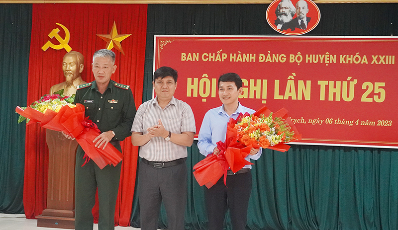 Bí thư Huyện ủy Bố Trạch Lê Công Toán tặng hoa chúc mừng các đồng chí Huyện ủy viên, Ủy viên Ủy ban Kiểm tra Huyện ủy vừa được bổ sung.