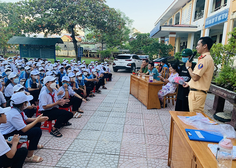 Lực lượng Cảnh sát giao thông đẩy mạnh công tác tuyên truyền pháp luật về trật tự an toàn giao thông cho học sinh.