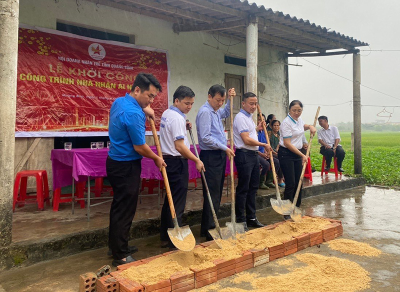 Nhà tài trợ tham gia lễ khởi công xây dựng nhà nhân ái cho người khuyết tật.