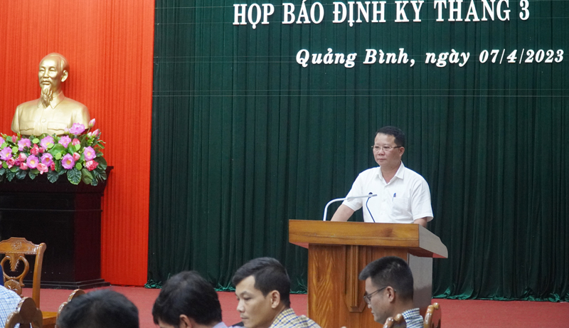 Đại diện lãnh đạo huyện Bố Trạch thông tin về Lễ hội Đua thuyền truyền thống lần thứ VI và Hội thi cá trắm sông Son năm 2023. 