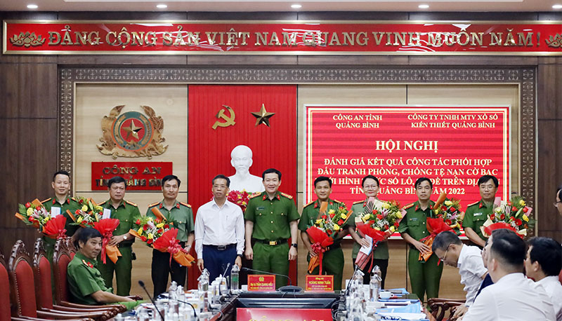 Trao thưởng cho các đơn vị, cá nhân đạt thành tích xuất sắc trong đấu tranh phòng chống tệ nạn số lô, số đề