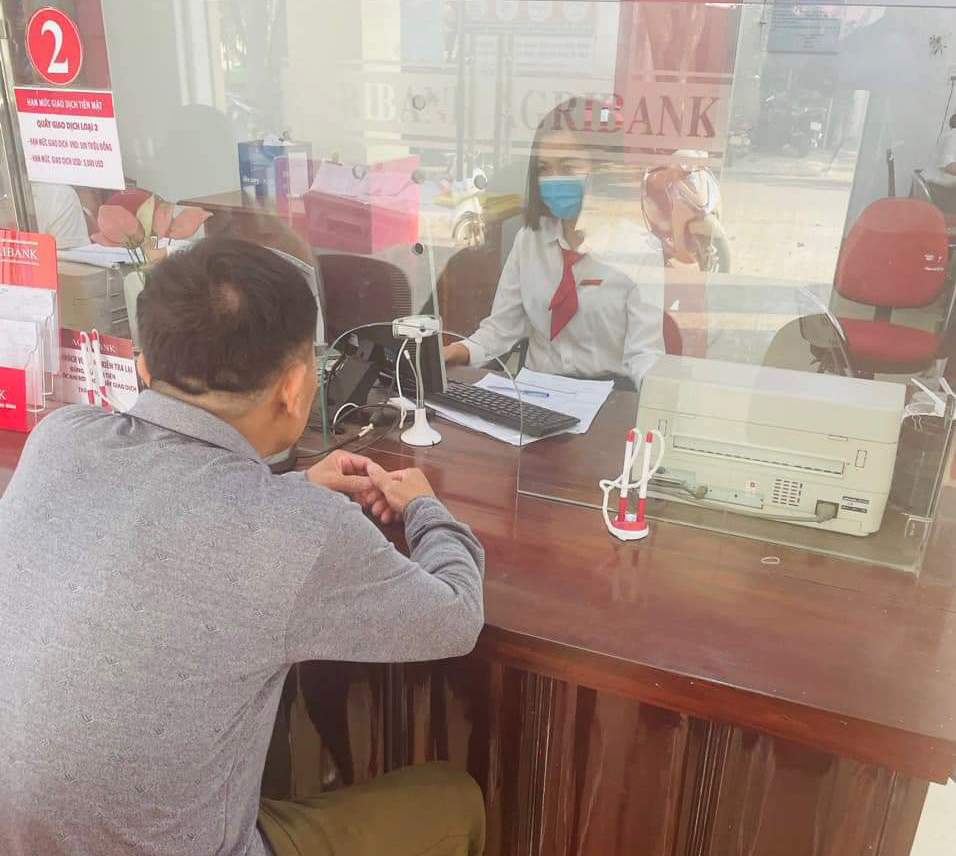 Giao dịch viên phòng giao dịch  Agribank chợ Trạm ngăn chặn vụ chuyển tiền có dấu hiệu lừa đảo.