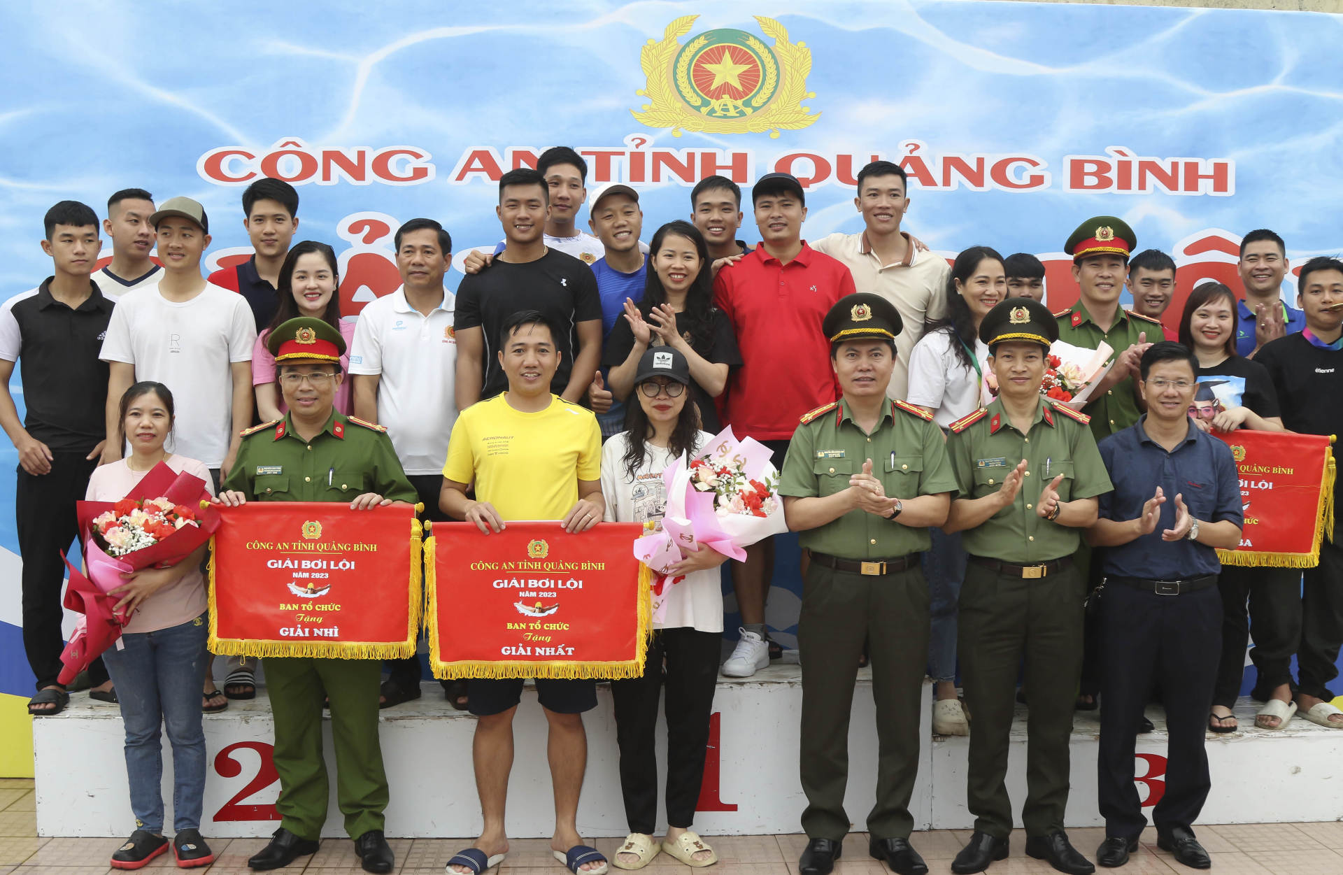 ban tổ chức trao giải nhất, nhì, ba cho các đội: Công an huyện Lệ Thủy, Công an thành phố Đồng Hới và Phòng Cảnh sát Cơ động.