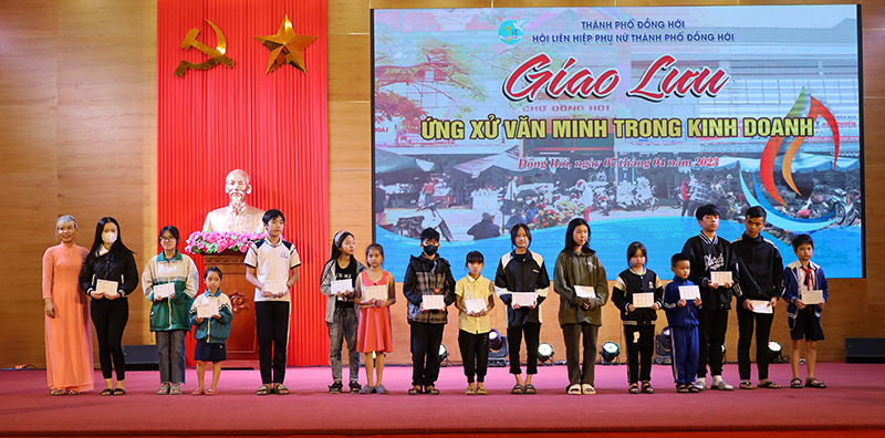 Nhà hảo tâm tặng quà cho trẻ em có hoàn cảnh khó khăn trên địa bàn.