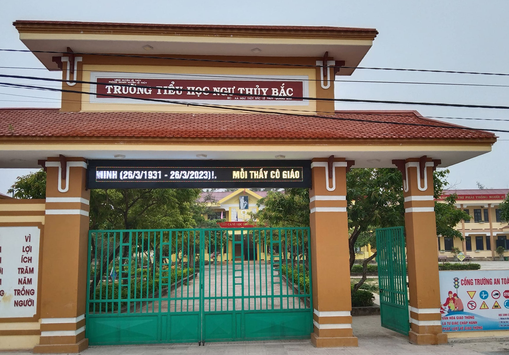 Trường Tiểu học Ngư Thủy Bắc nơi xảy ra vụ việc.