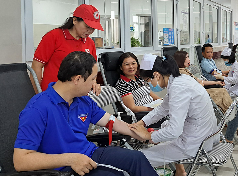 Chủ tịch Hội Chữ thập đỏ TP. Đồng Hới Trần Thị Sáu động viên các tình nguyện viên.
