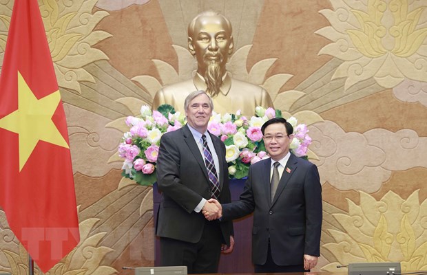Chủ tịch Quốc hội Vương Đình Huệ và Thượng nghị sỹ Jeff Merkley. (Ảnh: Doãn Tấn/TTXVN)