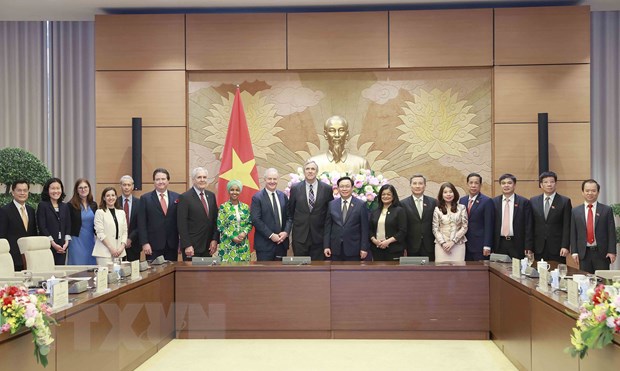Chủ tịch Quốc hội Vương Đình Huệ và đại biểu chụp ảnh lưu niệm. (Ảnh: Doãn Tấn/TTXVN)