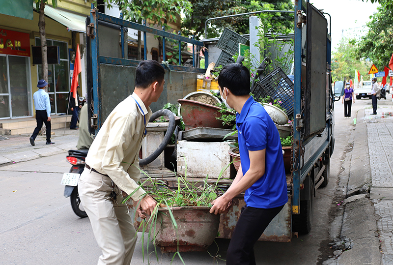 Các tang vật vi phạm chủ yếu là bảng, biển quảng cáo, dù che, bàn ghế, chậu cây…