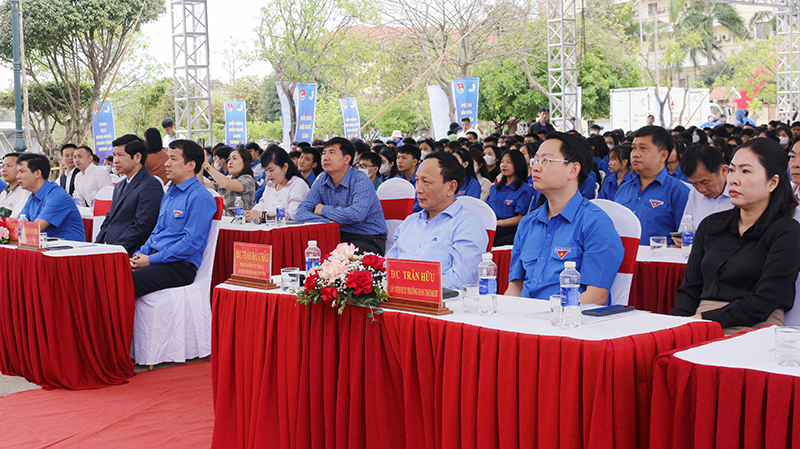 Các đại biểu tham dự chương trình.