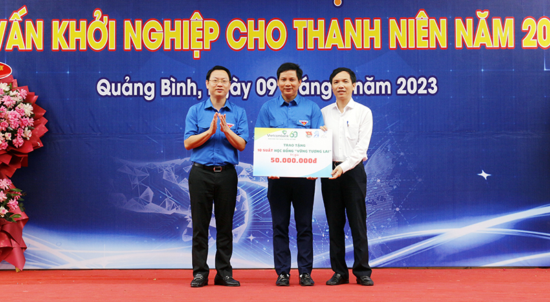 Trao tặng biểu trưng 10 phần quà cho học sinh có hoàn cảnh khó khăn, học giỏi.