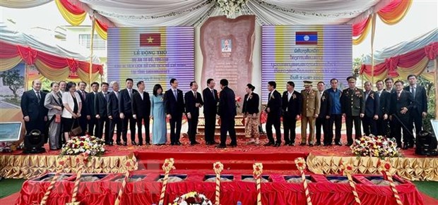 Lãnh đạo Thành phố Hồ Chí Minh và tỉnh Savannakhet, Lào cùng đại diện các ban ngành tại lễ động thổ. (Ảnh: Đỗ Bá Thành/TTXVN)