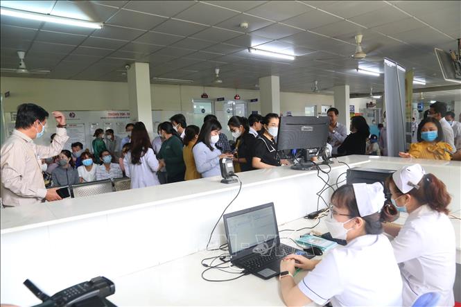 Kỳ vọng Luật Khám bệnh, chữa bệnh (sửa đổi) đi vào đời sống sẽ giải quyết nhiều vấn đề của ngành Y tế. Ảnh: TTXVN