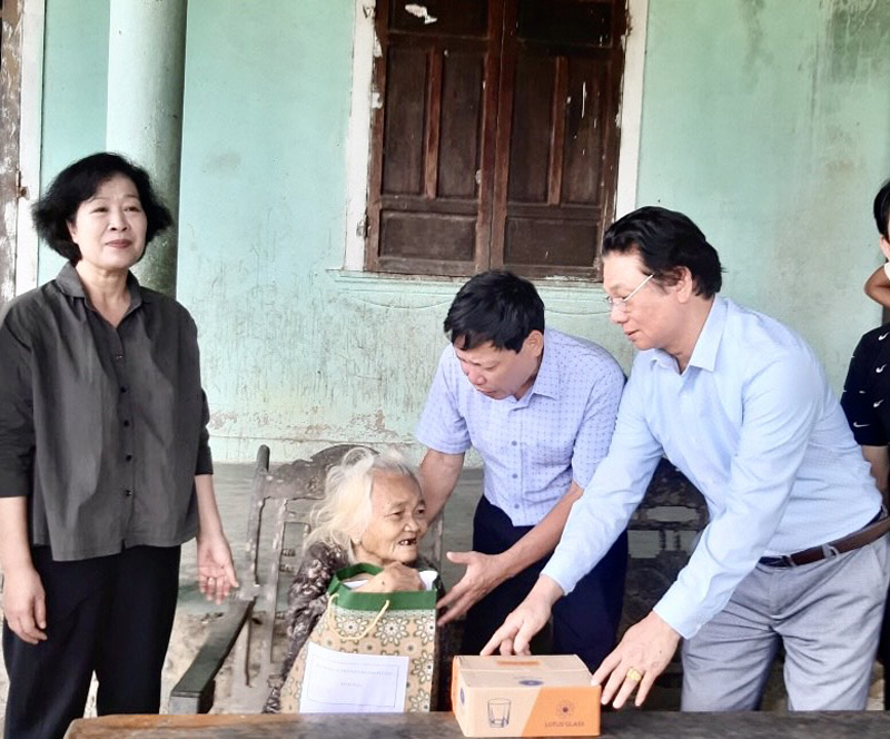 Đoàn trao quà cho người dân xã Kim Thủy.