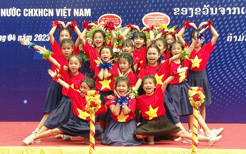 Một tiết mục văn nghệ của các em học sinh tại buổi lễ