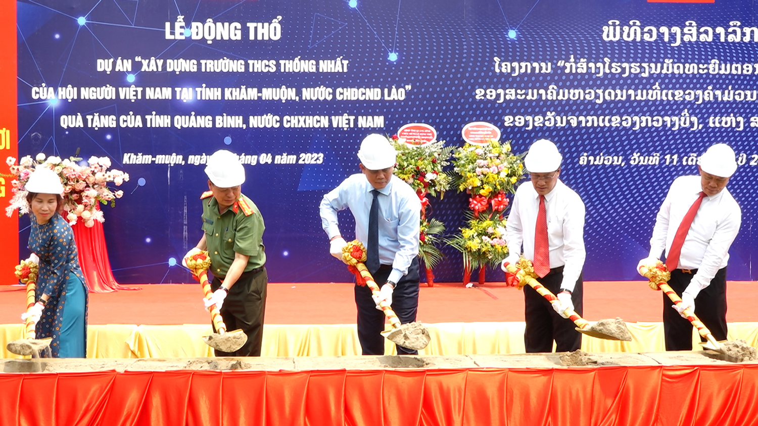Các đại biểu hiện nghi thức động thổ xây dựng Trường THCS Thống Nhất