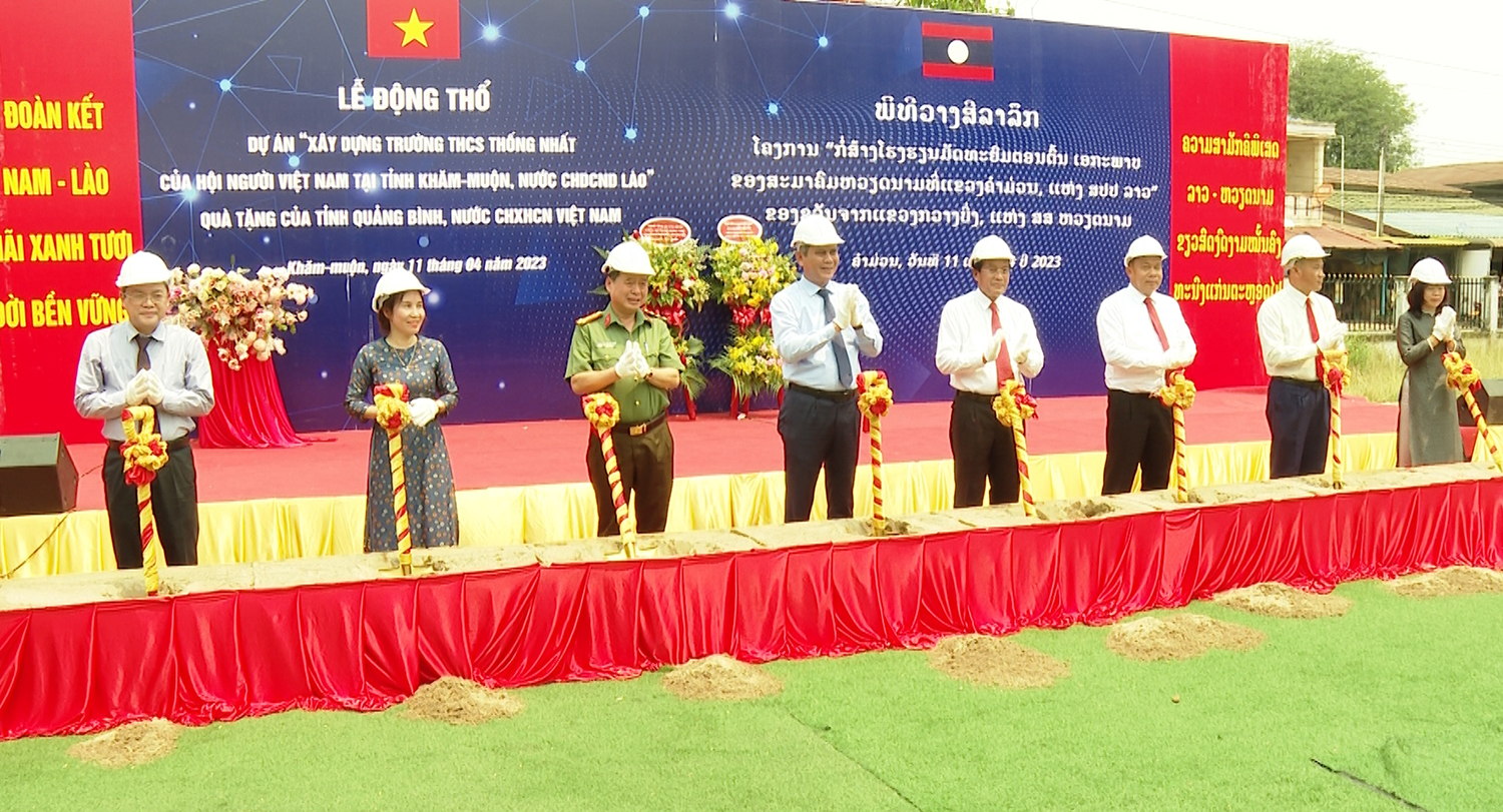 Các đại biểu hiện nghi thức động thổ xây dựng Trường THCS Thống Nhất