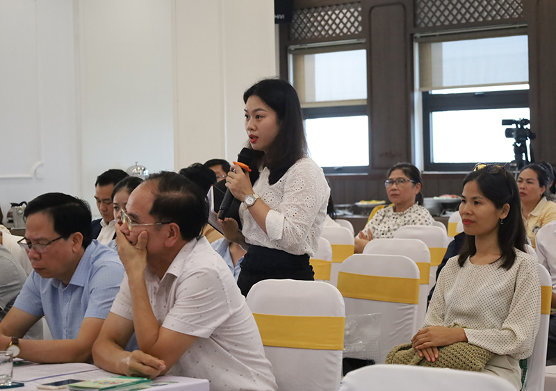 Các doanh nghiệp kinh doanh du lịch thảo luận về các khó khăn, vướng mắc trong việc thực hiện các văn bản pháp luật liên quan đến các hoạt động du lịch. 