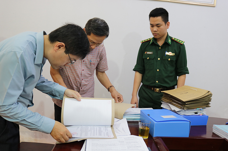 Các cơ quan chức năng kiểm tra sổ sách chống khía thác IUU.