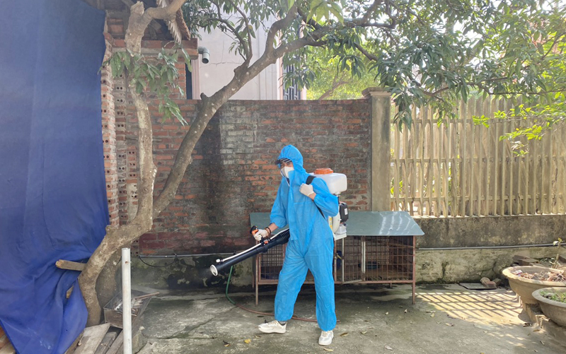 Những hộ dân đầu tiên của xã Vạn Trạch được bảo vệ bằng hóa chất diệt muỗi.